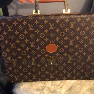 Louis Vuitton briefcase comes with crossbody belt